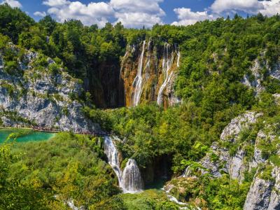 Tourists in line to the big waterfall
