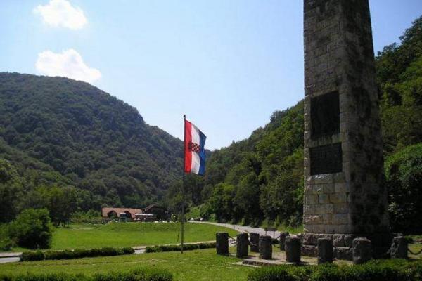 Spomenik Hrvatskoj Himni