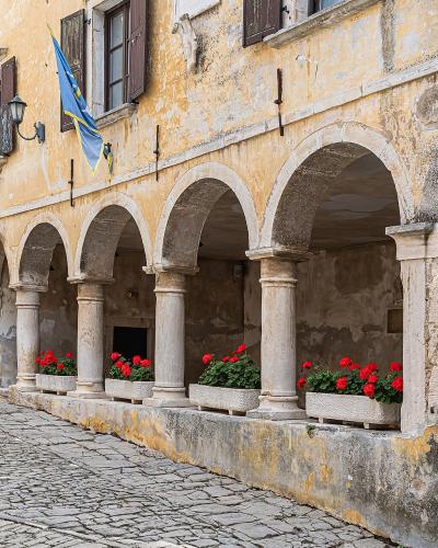 Croatia Grožnjan Loggia Trg Lode-1577