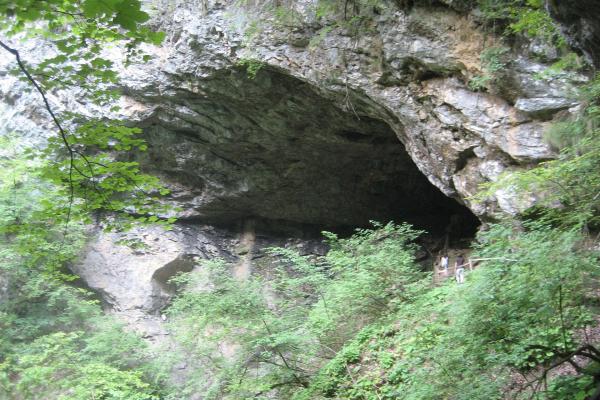 Muževa Hiža Cave