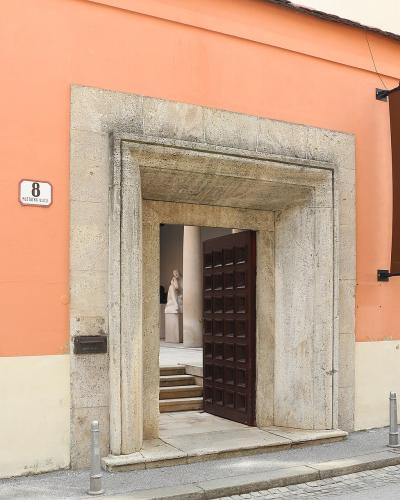 A peach-colored building facade with a stone archway entrance, a vertical brown banner reading "MEŠTROVIĆ", and a street sign showing "8 MLETAČKA ULICA".