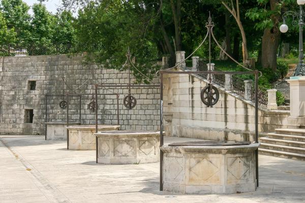 Five Wells Square (Trg Pet Bunara)