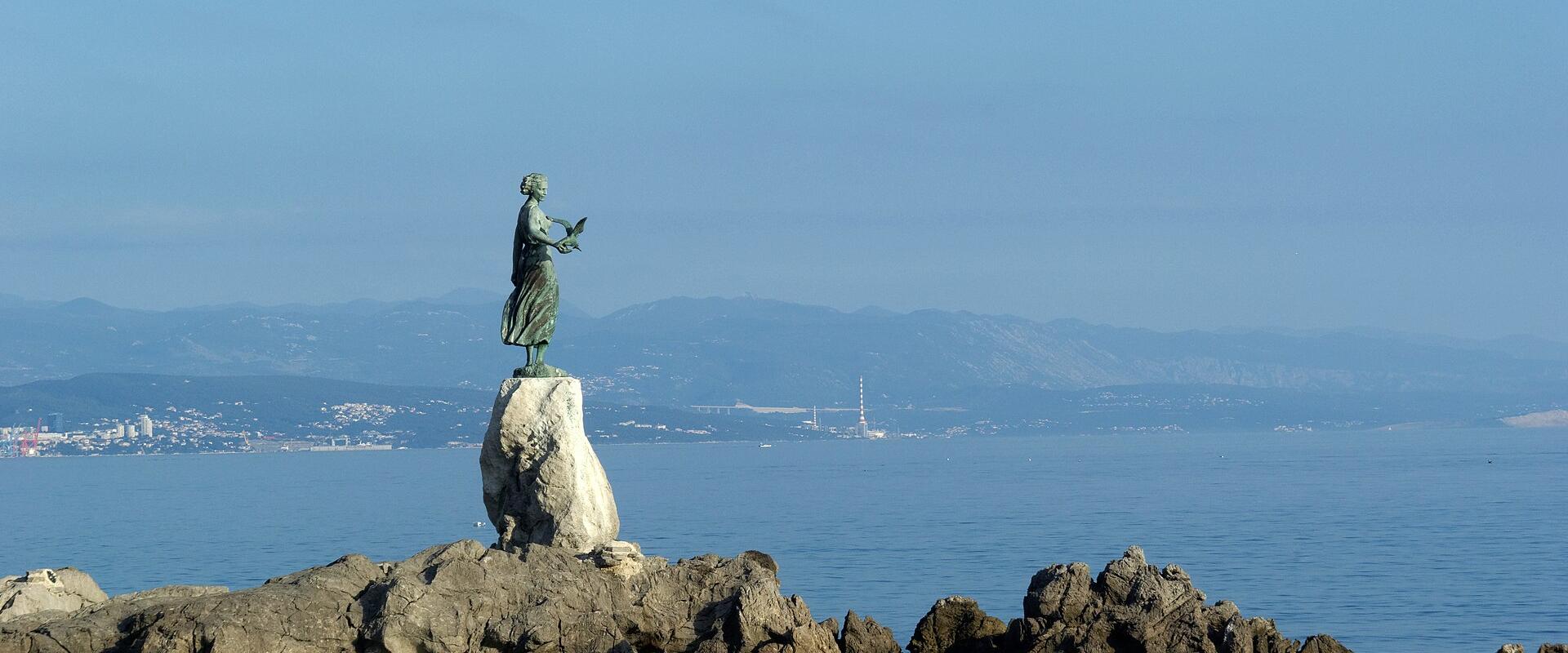 Statue of the Girl with the Seagull