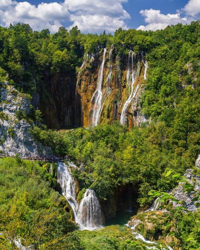 Tourists in line to the big waterfall
