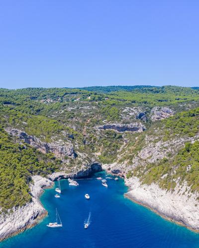 Yachts in the Adriatic Sea at Stiniva Cove on Vis island in Croatia (48608815322)