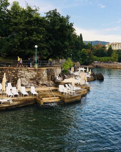 Croatie, Lovran, Lungomare, Promenade le long de la mer, Aménagement pour baigneurs (45750563455)